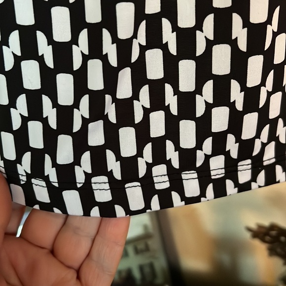 MAURICE’S Black/White Pattern V-Neck/Button Cap Sleeve Top, Medium, GUC. - Picture 7 of 8